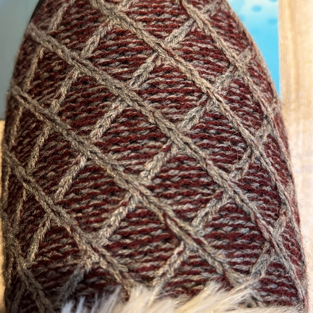 NWT isotoner Woman's Diamond Sweater Knit Clog Slippers | Size SM 6.5-7 - Picture 2 of 8